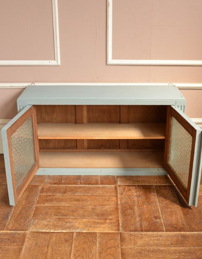 ウォールシェルフ・ウォールハンガー アンティーク家具 ガラス扉の付いた小さなアンティークのウォールキャビネット。このように置いて使うこともできます。(d-1202-f)