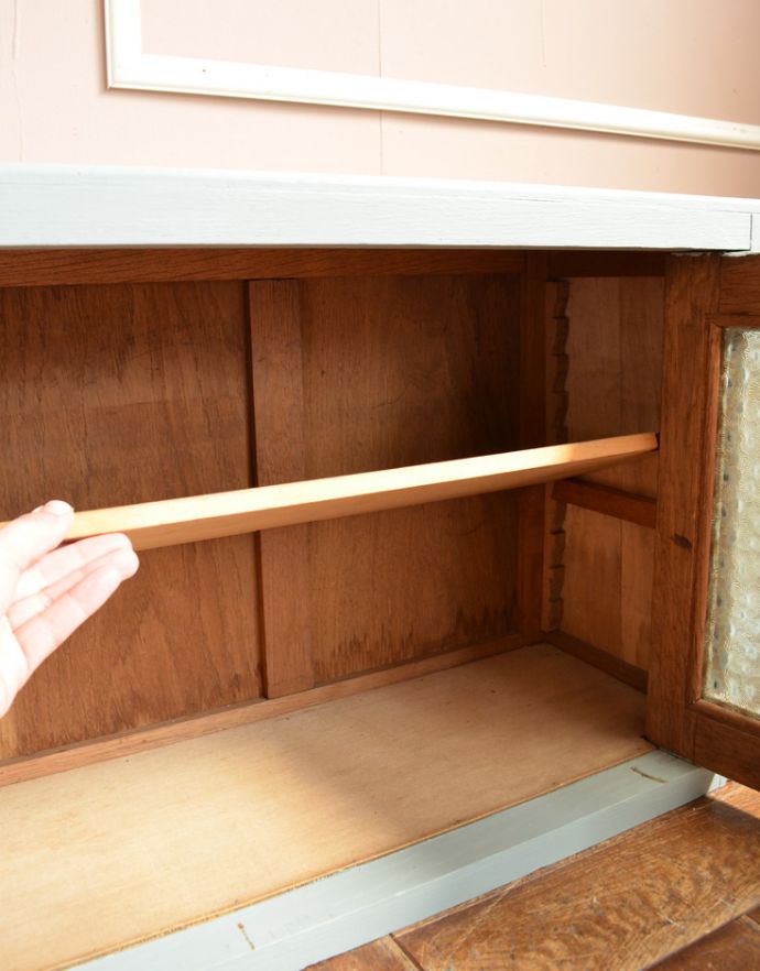 ウォールシェルフ・ウォールハンガー アンティーク家具 ガラス扉の付いた小さなアンティークのウォールキャビネット。扉内の棚板は可動します。(d-1202-f)