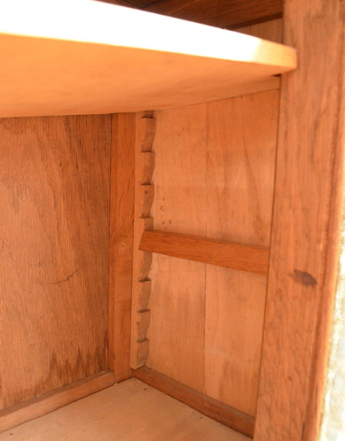 ウォールシェルフ・ウォールハンガー アンティーク家具 ガラス扉の付いた小さなアンティークのウォールキャビネット。棚板の高さは、3cm間隔で調整することができます。(d-1202-f)