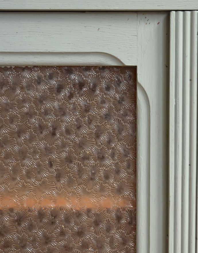 ウォールシェルフ・ウォールハンガー アンティーク家具 ガラス扉の付いた小さなアンティークのウォールキャビネット。ガラスも当時のものをそのまま使用しています。(d-1202-f)