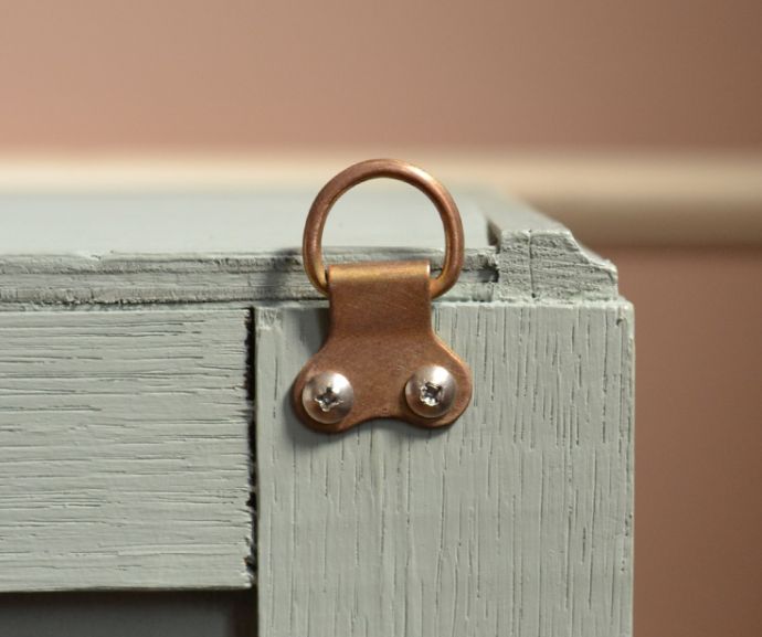 ウォールシェルフ・ウォールハンガー アンティーク家具 ガラス扉の付いた小さなアンティークのウォールキャビネット。ネジに引っ掛けて固定してください。(d-1202-f)