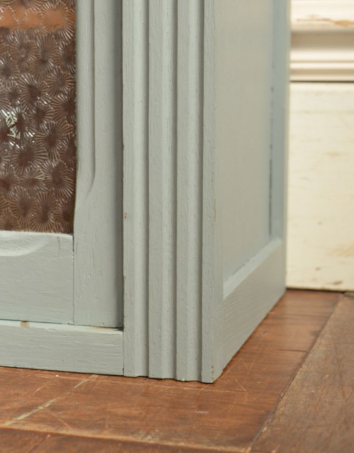 ウォールシェルフ・ウォールハンガー アンティーク家具 ガラス扉の付いた小さなアンティークのウォールキャビネット。安定感のある脚です。(d-1202-f)