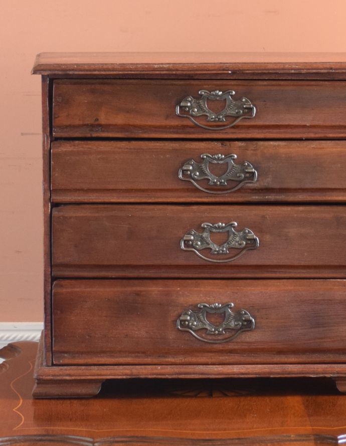 ウォールシェルフ・ウォールハンガー　アンティーク家具　フランスで見つけた小さな家具、アンティークスモールドローワー。どこに置いても絵になるスモールチェストです。(d-1203-f)