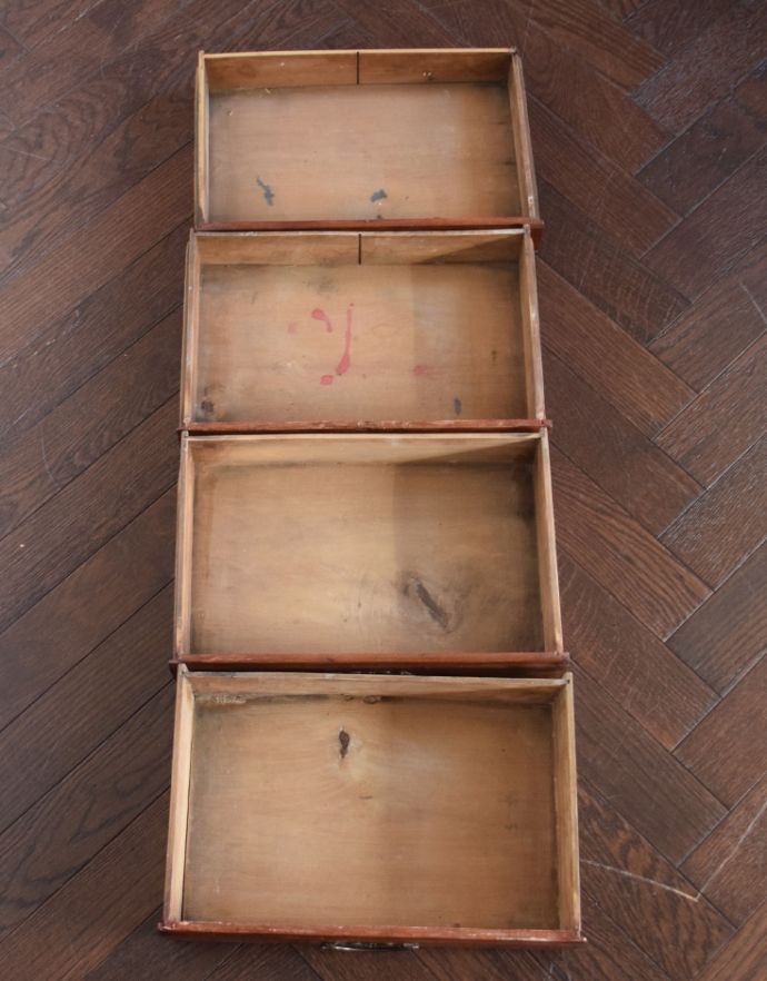 ウォールシェルフ・ウォールハンガー　アンティーク家具　フランスで見つけた小さな家具、アンティークスモールドローワー。引き出しは全部で４杯。(d-1203-f)