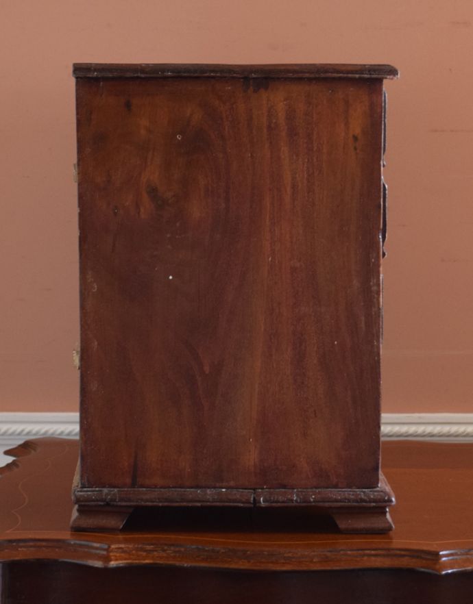 ウォールシェルフ・ウォールハンガー　アンティーク家具　フランスで見つけた小さな家具、アンティークスモールドローワー。横から見るとこんな感じです。(d-1203-f)