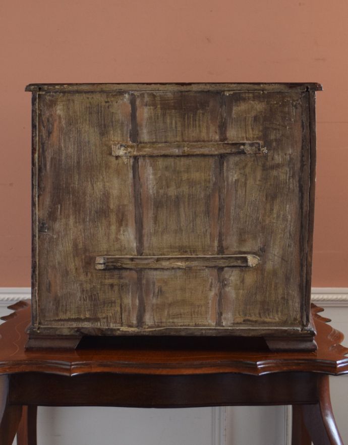 ウォールシェルフ・ウォールハンガー　アンティーク家具　フランスで見つけた小さな家具、アンティークスモールドローワー。アンティークは新品ではないので、経年変化によるキズはありますが、専門の職人によって目立たないようにキレイにお直しをしています。(d-1203-f)