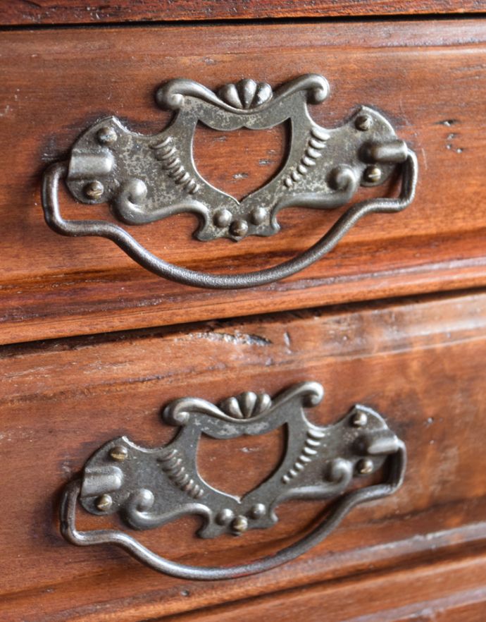 ウォールシェルフ・ウォールハンガー　アンティーク家具　フランスで見つけた小さな家具、アンティークスモールドローワー。アンティークの装飾がオシャレな取っ手です。(d-1203-f)