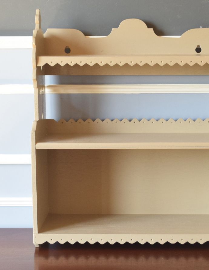 ウォールシェルフ・ウォールハンガー アンティーク家具 アンティークの小さなペイント家具、フランスらしいカッティングがお洒落なウォールシェルフ。リビングやキッチンの飾り棚にしたり、子供部屋に飾っておもちゃを置いても可愛いです。(d-1204-f)