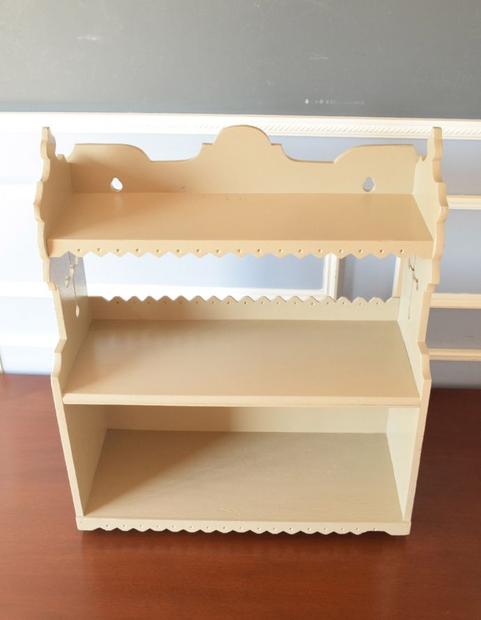 ウォールシェルフ・ウォールハンガー アンティーク家具 アンティークの小さなペイント家具、フランスらしいカッティングがお洒落なウォールシェルフ。棚は広々しているので写真立てや絵を飾ってもステキ。(d-1204-f)