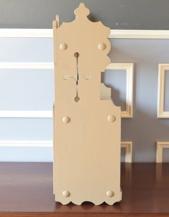 ウォールシェルフ・ウォールハンガー アンティーク家具 アンティークの小さなペイント家具、フランスらしいカッティングがお洒落なウォールシェルフ。サイドもきれいにペイントされています。(d-1204-f)