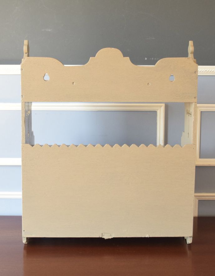 ウォールシェルフ・ウォールハンガー アンティーク家具 アンティークの小さなペイント家具、フランスらしいカッティングがお洒落なウォールシェルフ。キチンとメンテナンスしてあるので、裏側もキレイです。(d-1204-f)