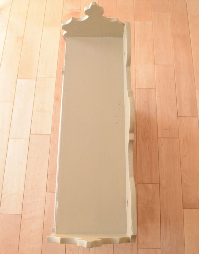 ウォールシェルフ・ウォールハンガー アンティーク家具 アンティークの小さなペイント家具、フランスらしいカッティングがお洒落なウォールシェルフ。アンティークのペイントの風合いをお楽しみください。(d-1204-f)