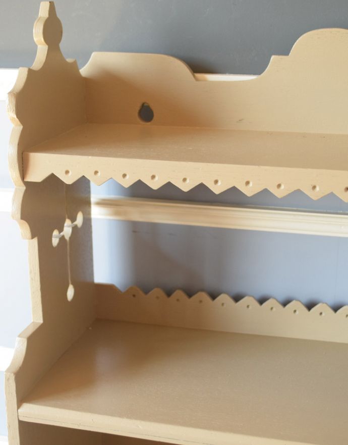 ウォールシェルフ・ウォールハンガー アンティーク家具 アンティークの小さなペイント家具、フランスらしいカッティングがお洒落なウォールシェルフ。フランスらしい装飾が可愛いアクセントになっています。(d-1204-f)