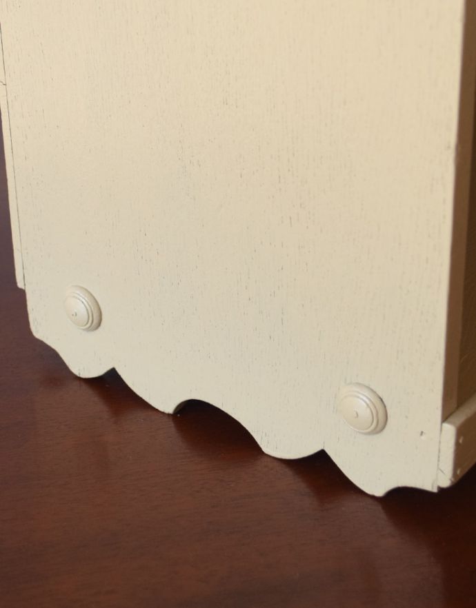 ウォールシェルフ・ウォールハンガー アンティーク家具 アンティークの小さなペイント家具、フランスらしいカッティングがお洒落なウォールシェルフ。脚付きなので、床置きもできます。(d-1204-f)