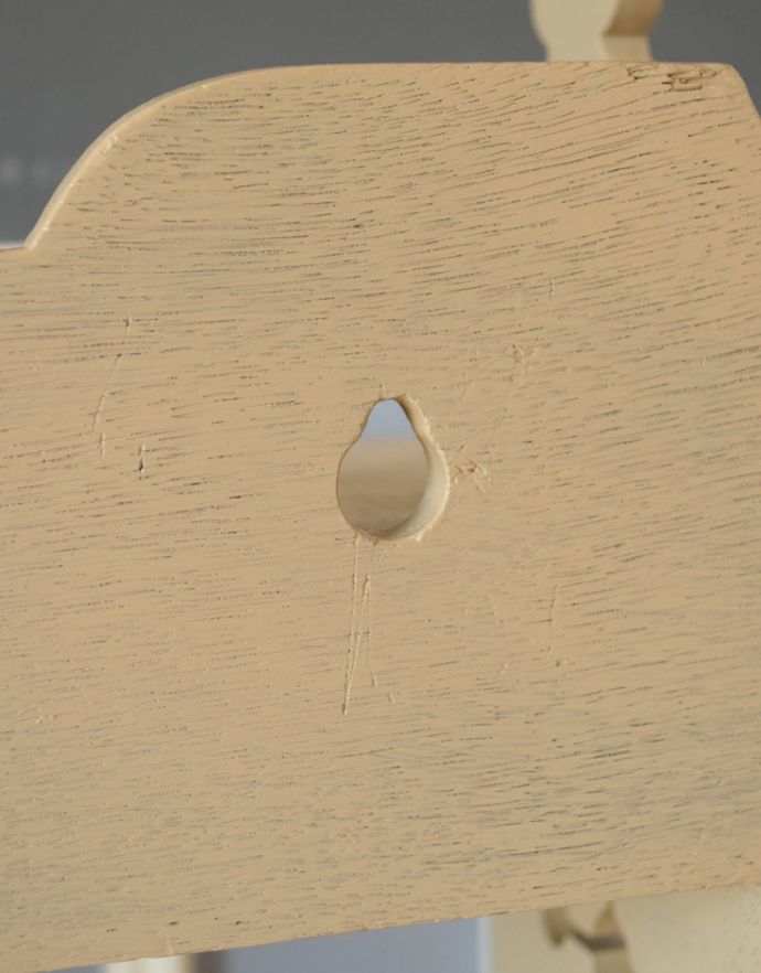 ウォールシェルフ・ウォールハンガー アンティーク家具 アンティークの小さなペイント家具、フランスらしいカッティングがお洒落なウォールシェルフ。壁に取り付ける用の穴が付いています。(d-1204-f)