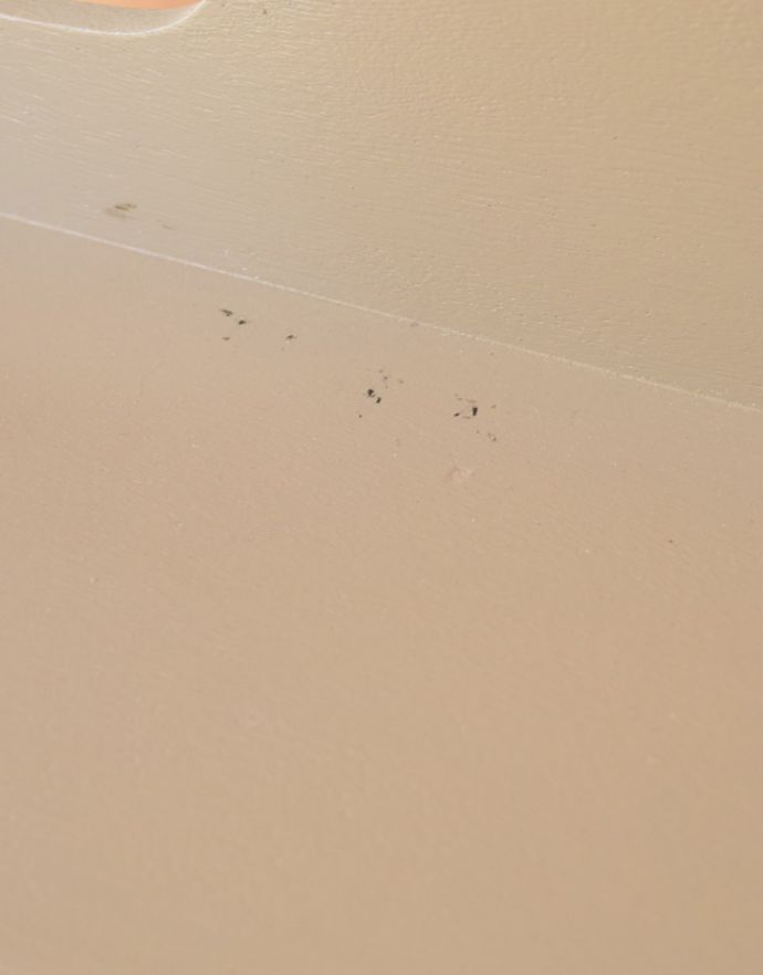 ウォールシェルフ・ウォールハンガー アンティーク家具 アンティークの小さなペイント家具、フランスらしいカッティングがお洒落なウォールシェルフ。アンティークは新品ではないので、経年変化によるキズはありますが、専門の職人によって目立たないようにキレイにお直しをしています。(d-1204-f)