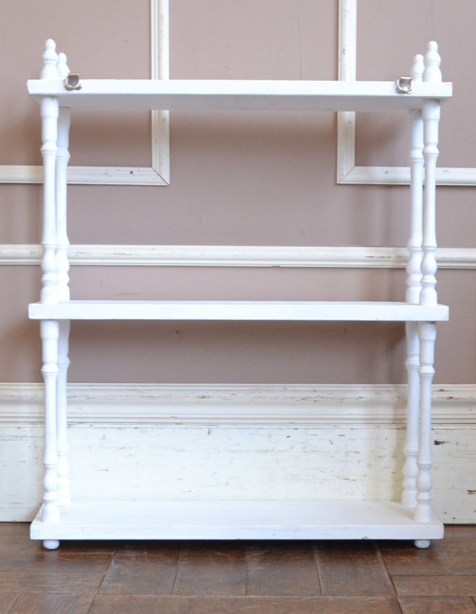 ウォールシェルフ・ウォールハンガー アンティーク家具 フレンチスタイルにオススメ、壁に付けて使うアンティーク家具、小さなウォールシェルフ。アンティークは新品ではないので、経年変化によるキズはありますが、専門の職人によって目立たないようにキレイにお直しをしています。(d-1205-f)