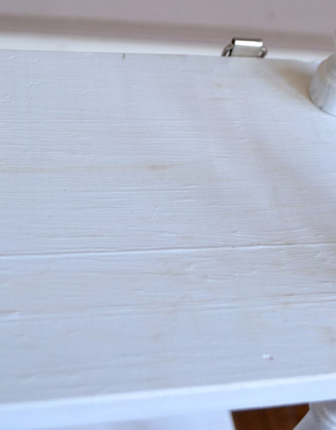 ウォールシェルフ・ウォールハンガー アンティーク家具 フレンチスタイルにオススメ、壁に付けて使うアンティーク家具、小さなウォールシェルフ。アンティークは新品ではないので、経年変化によるキズはありますが、専門の職人によって目立たないようにキレイにお直しをしています。(d-1205-f)