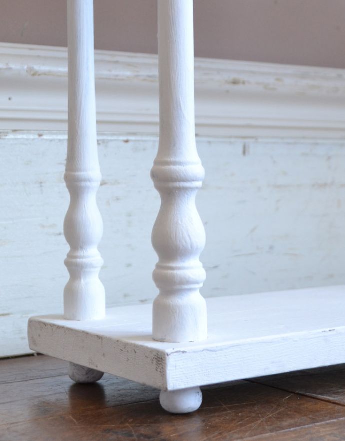 ウォールシェルフ・ウォールハンガー アンティーク家具 フレンチスタイルにオススメ、壁に付けて使うアンティーク家具、小さなウォールシェルフ。安定感のある脚です。(d-1205-f)