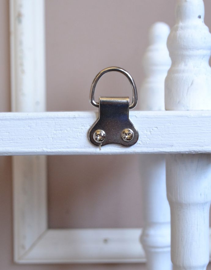 ウォールシェルフ・ウォールハンガー アンティーク家具 フレンチスタイルにオススメ、壁に付けて使うアンティーク家具、小さなウォールシェルフ。写真のような金具が2ヶ所にあります。(d-1205-f)