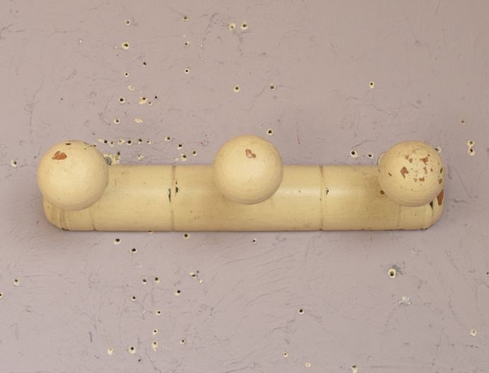 ウォールシェルフ・ウォールハンガー　アンティーク家具　３つのフックが並んだ可愛いアンティークフックボード。玄関先にコートや帽子を掛けるのにはちょうどいいサイズになっています。(d-1207-f)