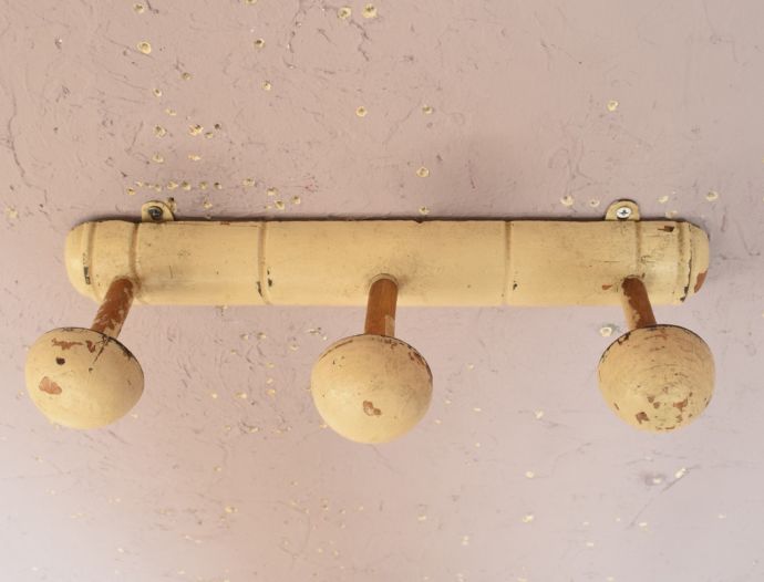 ウォールシェルフ・ウォールハンガー　アンティーク家具　３つのフックが並んだ可愛いアンティークフックボード。フックの先は、丸い形になっているので、肌あたりも柔らかいのが特徴です。(d-1207-f)