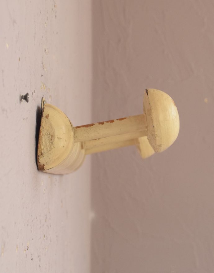 ウォールシェルフ・ウォールハンガー　アンティーク家具　３つのフックが並んだ可愛いアンティークフックボード。３個のフックが美しく並んでいます。(d-1207-f)