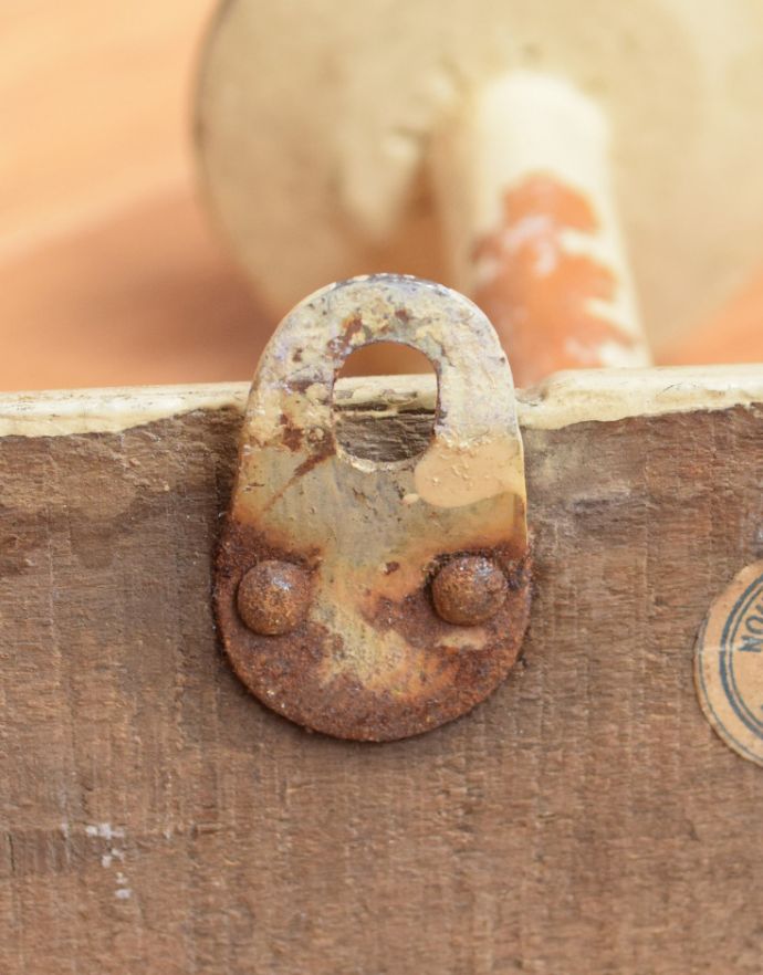 ウォールシェルフ・ウォールハンガー　アンティーク家具　３つのフックが並んだ可愛いアンティークフックボード。市販のネジに引っ掛けて固定してください。(d-1207-f)