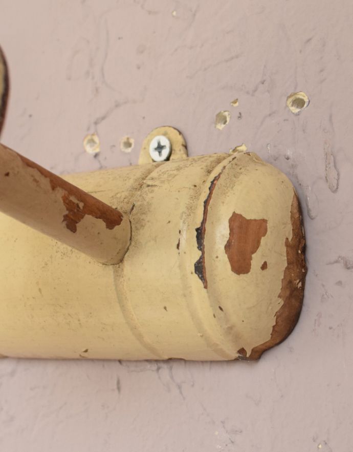 ウォールシェルフ・ウォールハンガー　アンティーク家具　３つのフックが並んだ可愛いアンティークフックボード。アンティークの風合いたっぷりです。(d-1207-f)