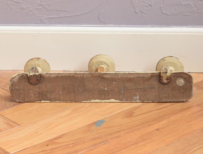 ウォールシェルフ・ウォールハンガー　アンティーク家具　３つのフックが並んだ可愛いアンティークフックボード。アンティークは新品ではないので、経年変化によるキズはありますが、専門の職人によって目立たないようにキレイにお直しをしています。(d-1207-f)