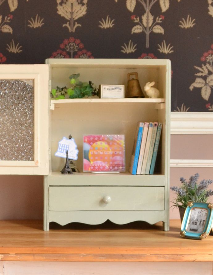 ウォールキャビネット　アンティーク家具　フランスらしいレースカットのアンティークスモールキャビネット（引き出し付き）。玄関の鍵置きに。(d-1215-f)