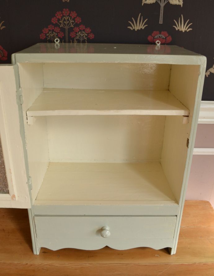 ウォールキャビネット　アンティーク家具　フランスらしいレースカットのアンティークスモールキャビネット（引き出し付き）。扉内も綺麗にペイントされています。(d-1215-f)