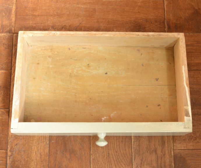 ウォールキャビネット　アンティーク家具　フランスらしいレースカットのアンティークスモールキャビネット（引き出し付き）。内側もきれいに仕上がっています。(d-1215-f)