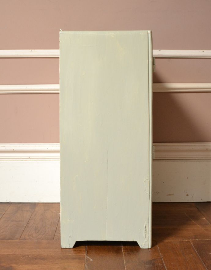 ウォールキャビネット　アンティーク家具　フランスらしいレースカットのアンティークスモールキャビネット（引き出し付き）。サイドもきれいにペイントされています。(d-1215-f)