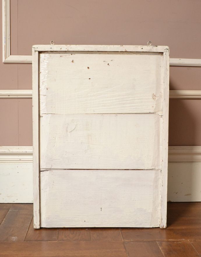 ウォールキャビネット　アンティーク家具　フランスらしいレースカットのアンティークスモールキャビネット（引き出し付き）。アンティークは新品ではないので、経年変化によるキズはありますが、専門の職人によって目立たないようにキレイにお直しをしています。(d-1215-f)