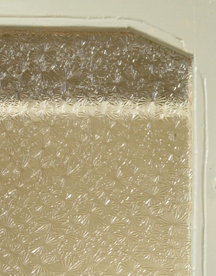 ウォールキャビネット　アンティーク家具　フランスらしいレースカットのアンティークスモールキャビネット（引き出し付き）。ガラスも当時のものをそのまま使用しています。(d-1215-f)