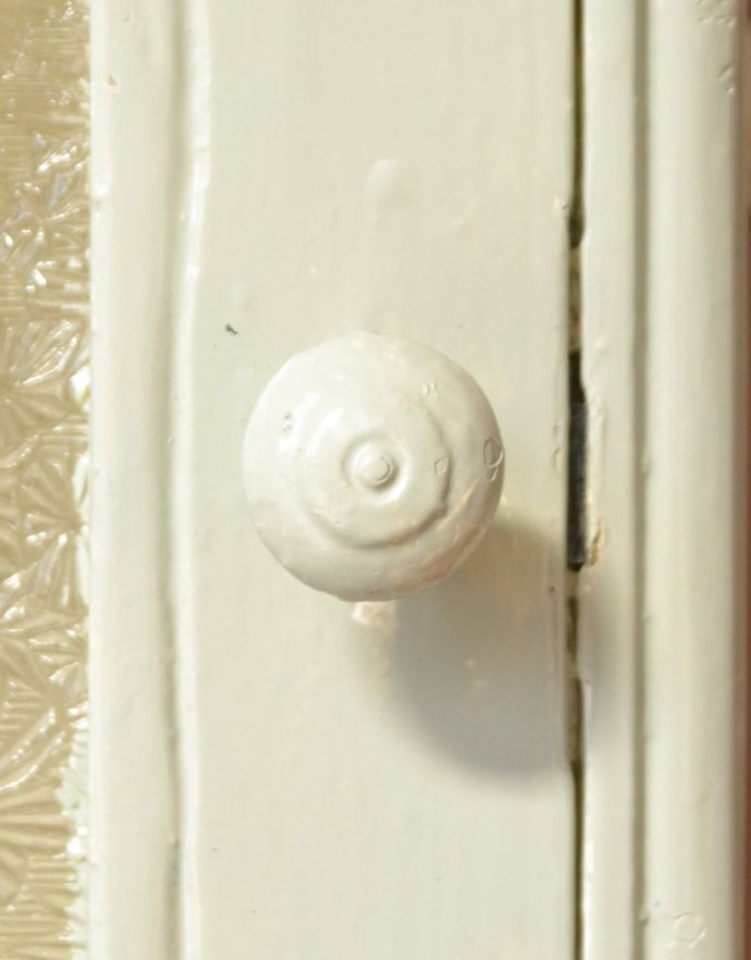 ウォールキャビネット　アンティーク家具　フランスらしいレースカットのアンティークスモールキャビネット（引き出し付き）。シンプルな丸い取っ手になっています。(d-1215-f)