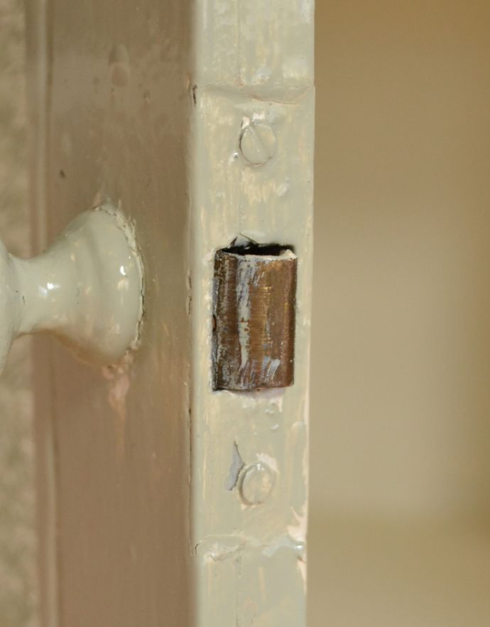 ウォールキャビネット　アンティーク家具　フランスらしいレースカットのアンティークスモールキャビネット（引き出し付き）。ドアキャッチャーが付いているので、開閉もしっかりしています。(d-1215-f)