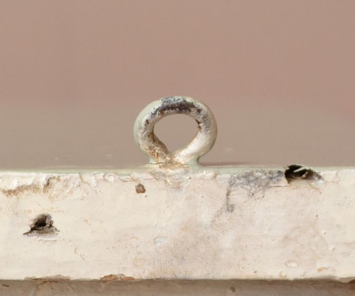 ウォールキャビネット　アンティーク家具　フランスらしいレースカットのアンティークスモールキャビネット（引き出し付き）。壁に取り付ける用の金具が付いています。(d-1215-f)