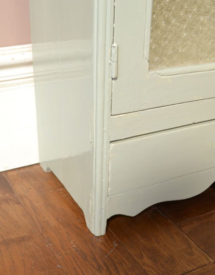 ウォールキャビネット　アンティーク家具　フランスらしいレースカットのアンティークスモールキャビネット（引き出し付き）。脚付きなので、床置きもできます。(d-1215-f)