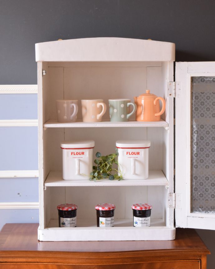 ウォールキャビネット　アンティーク家具　小花模様のガラスが可愛い、フランス輸入のアンティークスモールキャビネット。玄関の鍵置きに。(d-1216-f)