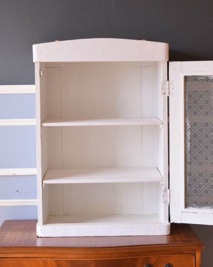 ウォールキャビネット　アンティーク家具　小花模様のガラスが可愛い、フランス輸入のアンティークスモールキャビネット。扉内も綺麗にペイントされています。(d-1216-f)