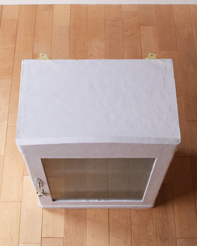 ウォールキャビネット　アンティーク家具　小花模様のガラスが可愛い、フランス輸入のアンティークスモールキャビネット。天板はピカピカです。(d-1216-f)