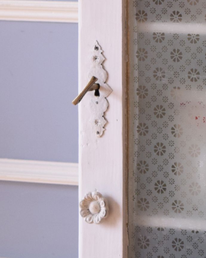 ウォールキャビネット　アンティーク家具　小花模様のガラスが可愛い、フランス輸入のアンティークスモールキャビネット。取っ手はお花のかたち、鍵穴の台座のデザインもフランスらしい可愛いデザインです。(d-1216-f)