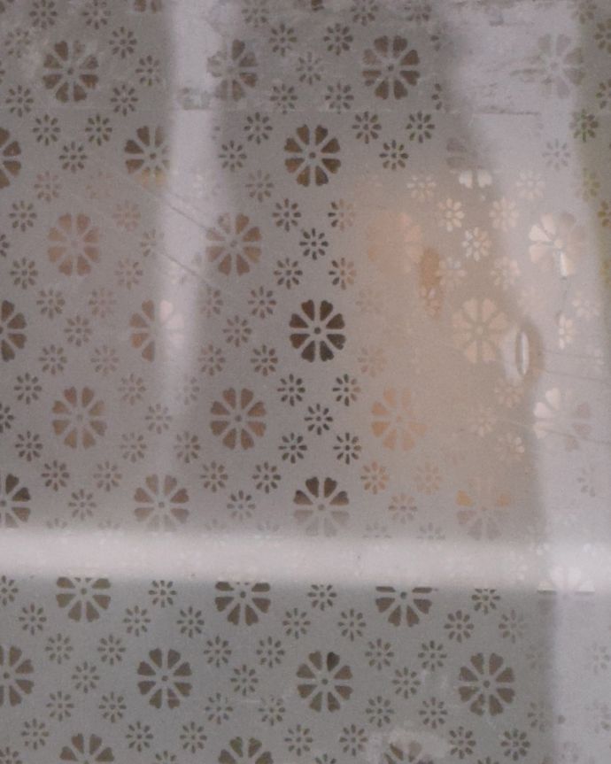 ウォールキャビネット　アンティーク家具　小花模様のガラスが可愛い、フランス輸入のアンティークスモールキャビネット。ガラスもアンティークのものをそのまま使っています。(d-1216-f)