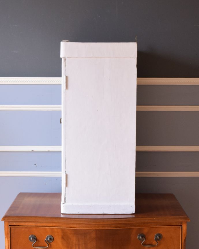 ウォールキャビネット　アンティーク家具　小花模様のガラスが可愛い、フランス輸入のアンティークスモールキャビネット。サイドもきれいにペイントされています。(d-1216-f)