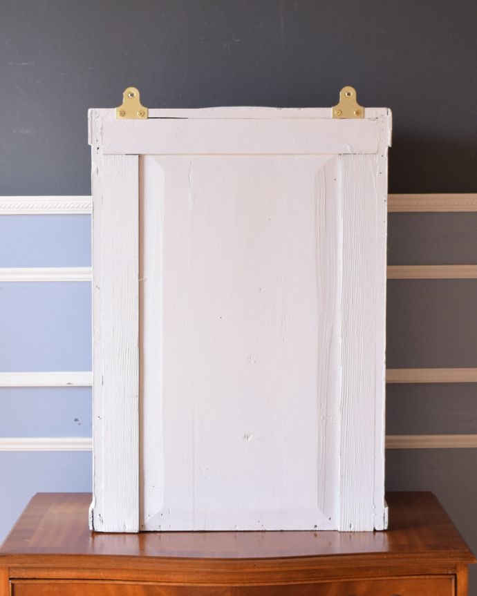 ウォールキャビネット　アンティーク家具　小花模様のガラスが可愛い、フランス輸入のアンティークスモールキャビネット。アンティークは新品ではないので、もちろん経年変化によるキズはありますが、専門の職人が目立たないようキレイにお直しをしているので、後姿までキレイです。(d-1216-f)