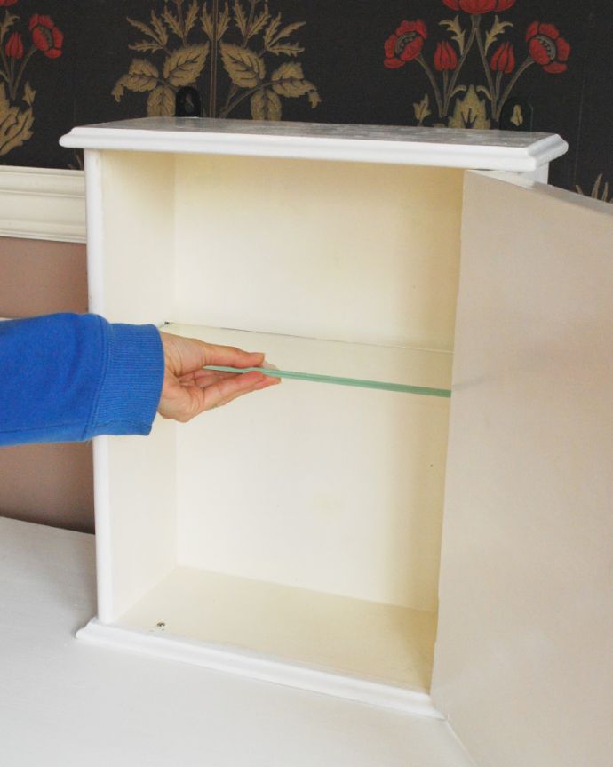 ウォールキャビネット　アンティーク家具　壁掛けできるアンティーク家具、ミラー付きのスモールキャビネット。扉内もホワイトカラーにペイントされています。(d-1217-f)