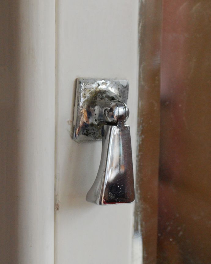 ウォールキャビネット　アンティーク家具　壁掛けできるアンティーク家具、ミラー付きのスモールキャビネット。扉の取っ手はシルバーカラー。(d-1217-f)