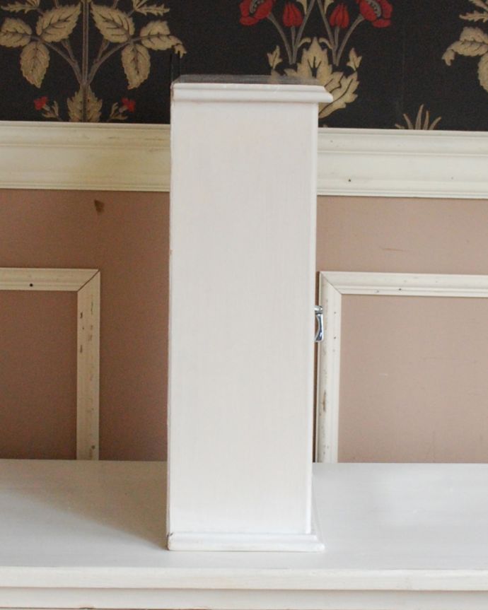 ウォールキャビネット　アンティーク家具　壁掛けできるアンティーク家具、ミラー付きのスモールキャビネット。サイドもきれいにペイントされています。(d-1217-f)